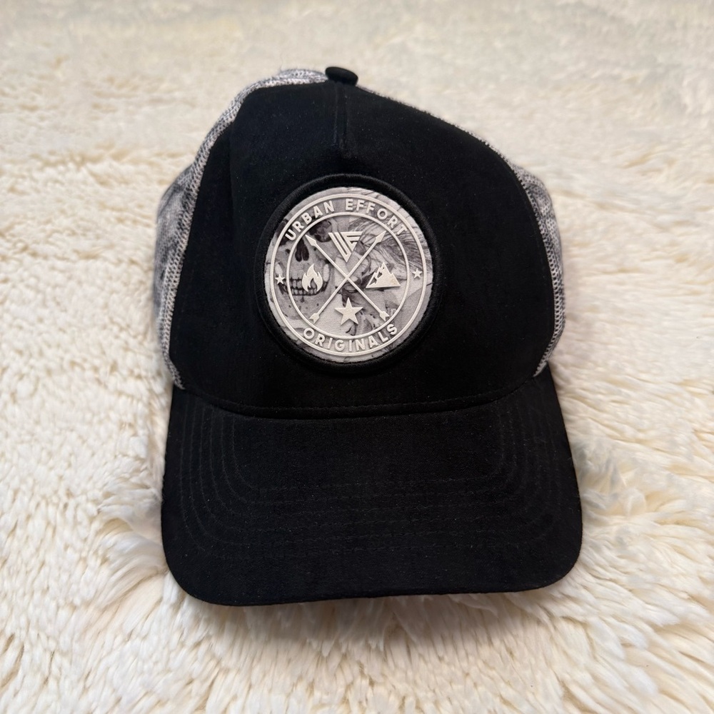 Urban effort men’s Black/white trucker style snap back hat with skull graphic OS